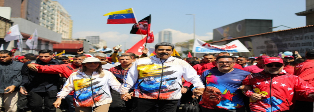  
Presidente Maduro inscribe candidatura ante el CNE acompaado de un mar de pueblo
