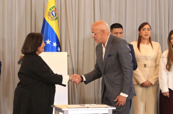 Dinorah Figuera y Jorge Rodr&iacute;guez se saludan durante el di&aacute;logo pol&iacute;tico en Caracas en agosto de 2026